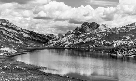 Vista in bianco e nero del lago dei colli Alti - HochAlpensee